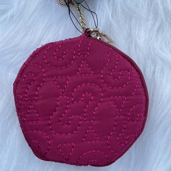 New GUESS Wine Round Coin Keychain - Picture 4 of 5